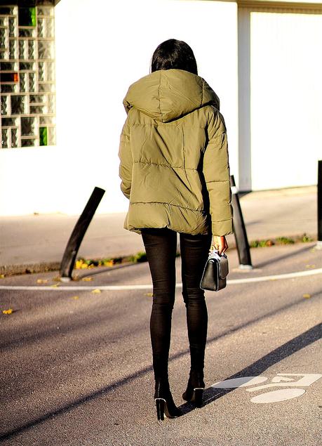 inspiration-tenue-hiver-doudoune-capuche-chic-jeans-slim-bottines-talon