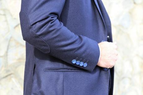 Coudières et boutons personnalisés sur veste de costume sur-mesure Goussette