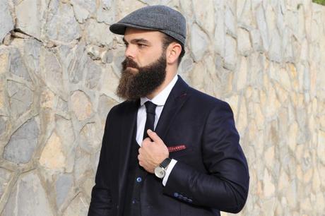 Chemise sur-mesure col rond, cravate en flanelle confectionnée avec le même tissu que le costume sur-mesure + Gilet Harmont & Blaine + pochette de veste en soie + Montre automatique Grayton + Casquette BonClicBonGenre