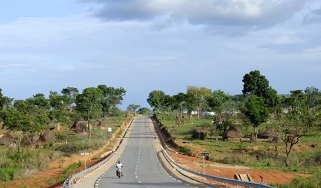 Réalisation de la route entre Garoua Boulaï et Nandéké au Cameroun - 2013 ©Yves Chanoit