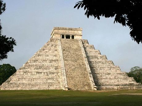 Un passage caché découvert sous un ancien temple maya