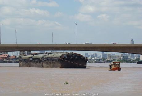 Images impressionantes, Nakorn Pathom, un convoi de barges detruit un pont (vidéo)