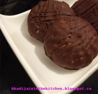 BISCUITS AUX CACAHUÈTES ET AU CHOCOLAT / CHOCOLATE PEANUTS COOKIES / GALLETAS CON CACAHUETES Y CHOCOLATE / بيسكوي بالكاوكاو ( الفول السوداني ) و الشوكولاطة