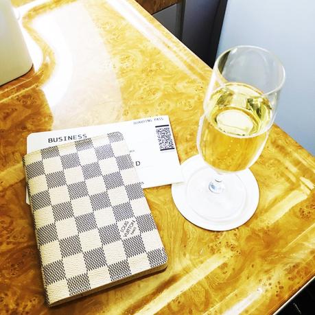 La jolie couverture pour passeport Louis Vuitton Damier Azur La jolie couverture pour passeport Louis Vuitton Damier Azur