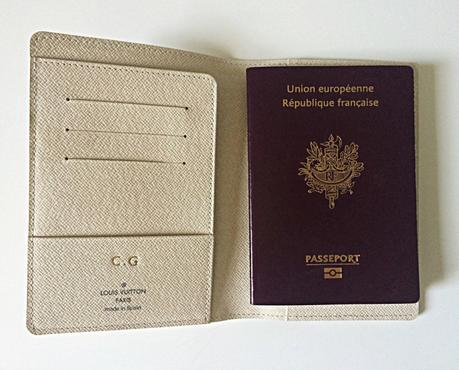 La jolie couverture pour passeport Louis Vuitton Damier Azur La jolie couverture pour passeport Louis Vuitton Damier Azur