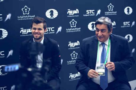 Le champion du monde d'échecs Magnus Carlsen et Georgios Makropoulos qui représente désormais officiellement la FIDE - Photo © site officiel