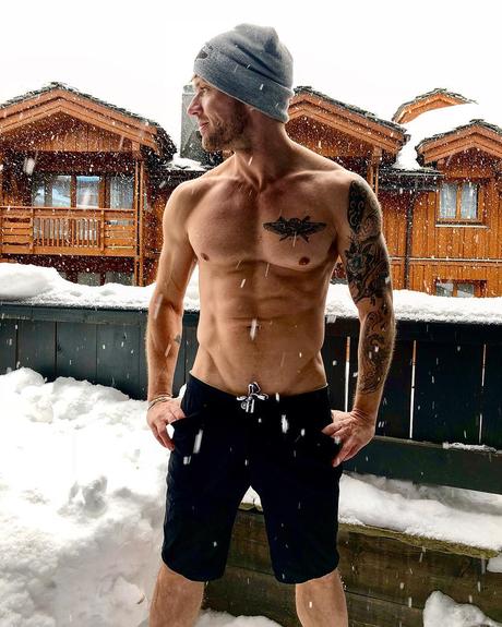 CHRISTMAS 2017 : Ryan Phillippe shirtless in the snow