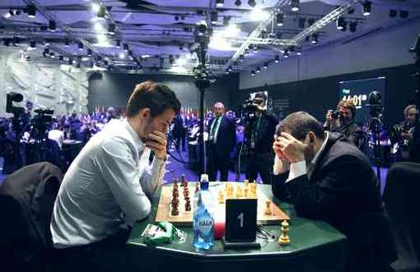 Le champion du monde d'échecs norvégien Magnus Carlsen (2908) fait une bouchée de l'Arménien Sergei Movsesian (2685) - Photo © site officiel