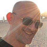 Photo de profil de Gabriel Katz, L’image contient peut-être : une personne ou plus, lunettes_soleil et gros plan