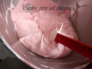 Bûche fraise insert praliné et panna cotta vanille