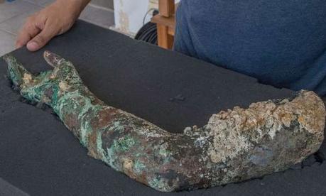 Des statues et un disque en bronze découverts dans l'épave d'Anticythère