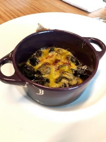 Escargots de Bourgogne, cassolette à la crème d'ail © Gourmets&co