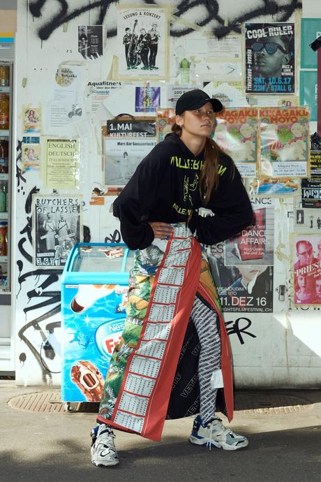 Le lookbook SS 2018 de Vêtements prend des airs de photos de vacances Vêtements