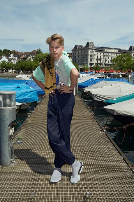 Le lookbook SS 2018 de Vêtements prend des airs de photos de vacances Vêtements