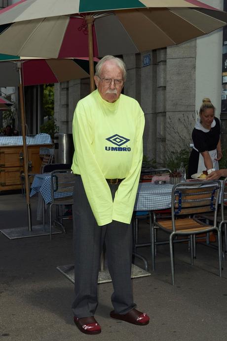 Le lookbook SS 2018 de Vêtements prend des airs de photos de vacances Vêtements