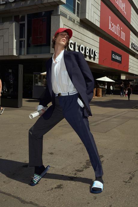 Le lookbook SS 2018 de Vêtements prend des airs de photos de vacances Vêtements