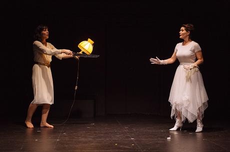 Voiture américaine, de Catherine Léger, au Poche, à Genève Suzanne et Garance, dans l'appartement