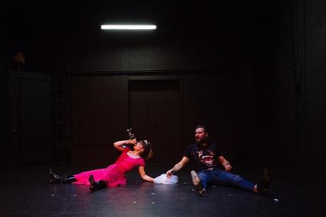 Voiture américaine, de Catherine Léger, au Poche, à Genève Julie et Victor, dans la rue