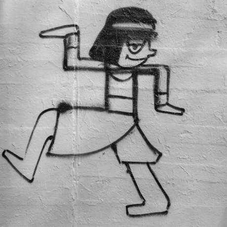 À Berlin, cet artiste transforme des tags de haine en œuvres de street-art