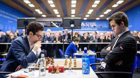 Début tranquille pour le champion du monde d'échecs norvégien Magnus Carlsen qui annule avec les Blancs face au n°2 mondial Fabiano Caruana dans la ronde 1 du Masters du Tata Steel 2018 - Photo © Alina L'Ami Début tranquille pour le champion du monde d'échecs norvégien Magnus Carlsen qui annule avec les Blancs face au n°2 mondial Fabiano Caruana dans la ronde 1 du Masters du Tata Steel 2018 - Photo © Alina L'Ami