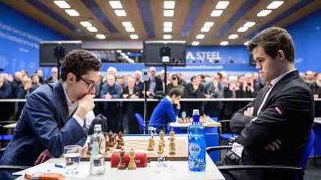 Début tranquille pour le champion du monde d'échecs norvégien Magnus Carlsen qui annule avec les Blancs face au n°2 mondial Fabiano Caruana dans la ronde 1 du Masters du Tata Steel 2018 - Photo ©  Alina L'Ami 