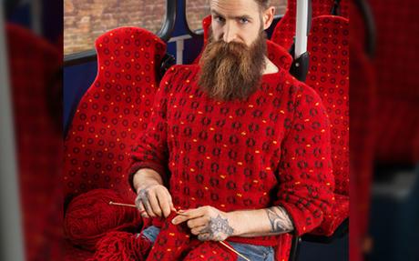 Elle tricote des pulls pour le camouflage urbain