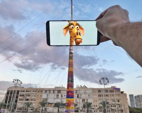 Muni de son smartphone, il donne vie aux objets qui l’entourent