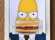 Muni smartphone, donne objets l’entourent