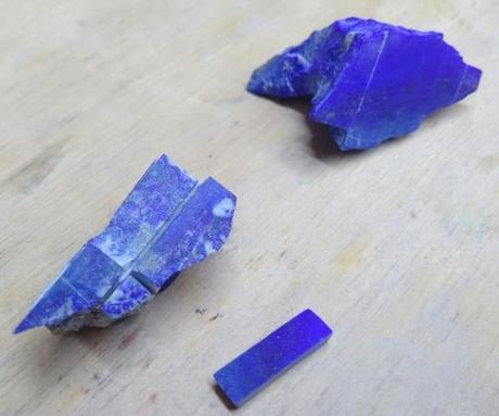 découpe pierres de lapis lazuli