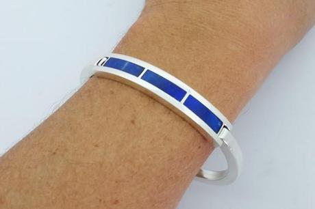 bracelet lapiz lazuli au poignet