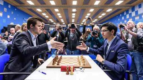 La partie entre Anish Giri (2752) et Magnus Carlsen (2834), une solide défense Française conclue par une nulle par répétition au 31ème coup - Photo © Alina L'Ami 