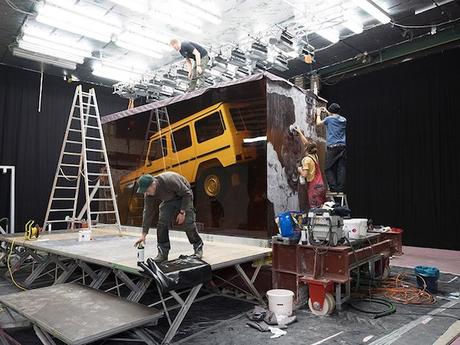 ART : Jurassic Car mercedes-bez-g-class-installation-amber-naias-2018-designboom-006