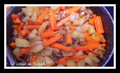 Cuisses de poulet aux carottes, pommes de terre et chanterelles Cuisses de poulet aux carottes, pommes de terre et chanterelles