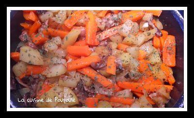Cuisses de poulet aux carottes, pommes de terre et chanterelles Cuisses de poulet aux carottes, pommes de terre et chanterelles