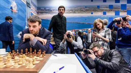  Les photographes braquent leurs appareils sur le champion du monde Magnus Carlsen opposé au Britannique Gawain Jones - Photo © Alina L'Ami 