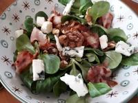 Salade de Mâche au Roquefort, Poire et Chips de lard Cliquer sur les photographies pour les agrandir