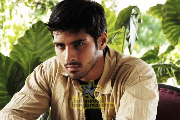 Mukhbiir, Sameer Dattani, Sunil Shetty, Om Puri, Rahul Dev, Jackie Shroff, Raima Sen, Sushant Singh, Alok Nath, Raj Zutshi, Kelly Dorjee, 