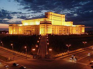 Palais du Parlement, le plus grand bâtiment en Europe (surface habitable) au même niveau que le Cœur Défense.