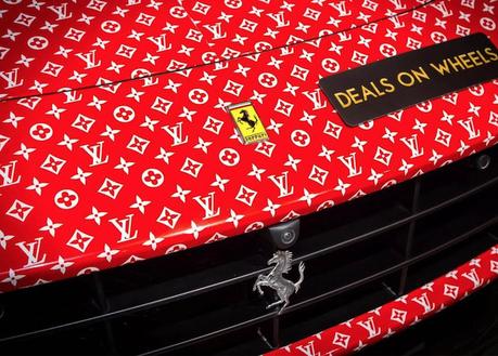 Une Ferrari décorée façon Supreme x Louis Vuitton à vendre