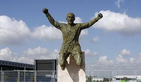 Ces footballeurs immortalisés en statues