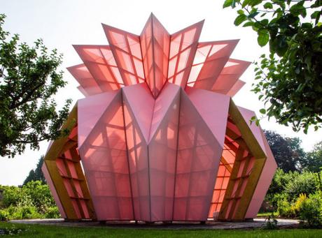 Look ! look ! look ! le superbe pavillon-ananas dans les jardins du château de Berrington
