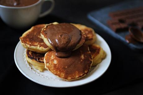 Pancakes faciles au yaourt (avec plein de pâte à tartiner)