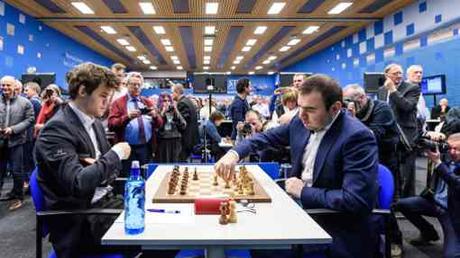  Avec les Blancs, l'Azéri Shakhriyar Mamedyarov choisit la variante Noa contre la défense Nimzo-Indienne du Norvégien Magnus Carlsen  - Photo © Alina L'Ami 