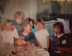 Janvier 1989, mon anniversaire avec les copains. Merci pour les Micro-Machines !