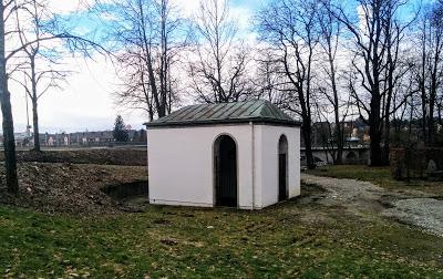 Blamage in Kempten: der Kini wird vernachlässigt! Kempten: un monument royal à l'abandon!