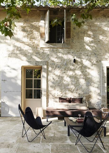 maison provençale ancienne ferme terrasse fauteuil papillon