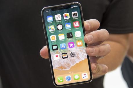 iPhone OLED (2018) : Samsung & LG se partageraient les écrans