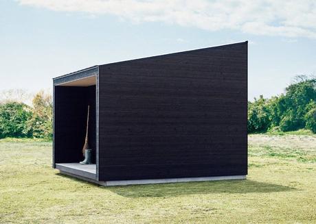 cabane muji cote exterieur bois noir