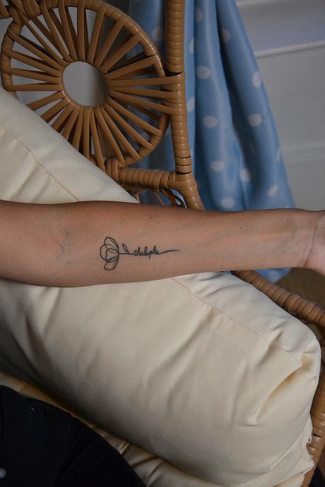 Jeune fille informelle tatouage artiste met un bandage avec