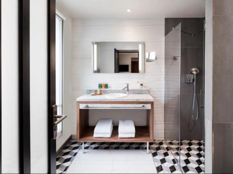 Une salle de bain tout confort à l'Hôtel Kapital Opéra Paris Une salle de bain tout confort à l'Hôtel Kapital Opéra Paris